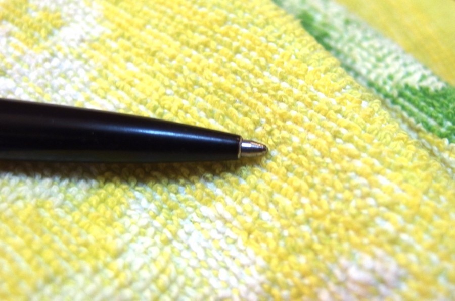 Mithilfe von 4711 Duftwasser lassen sich Kugelschreiberflecken entfernen.