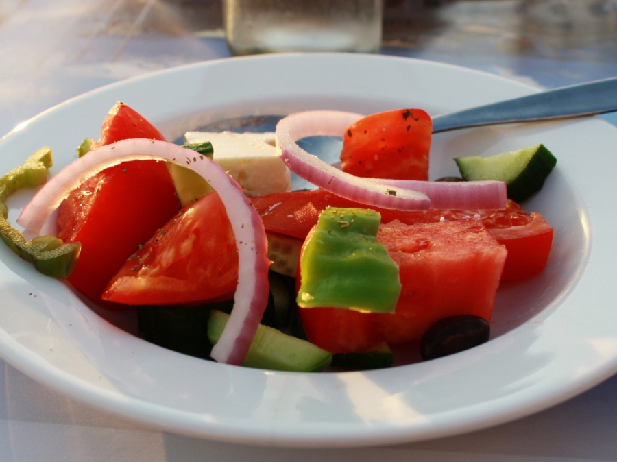 Einfaches Rezept für einen original griechischen Salat.