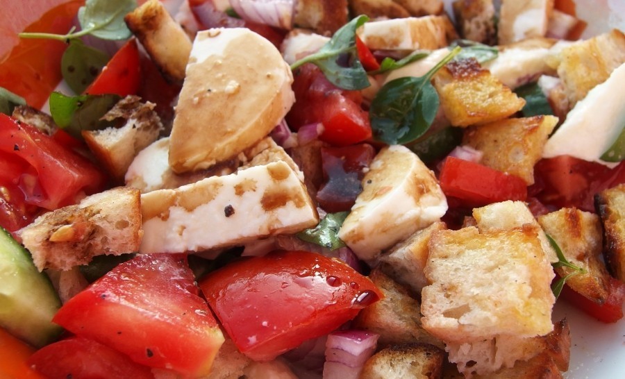Schnelles Sommerabendessen: Das geniale Rezept für einen toskanischen Brotsalat ist auch für Kochanfänger geeignet. 