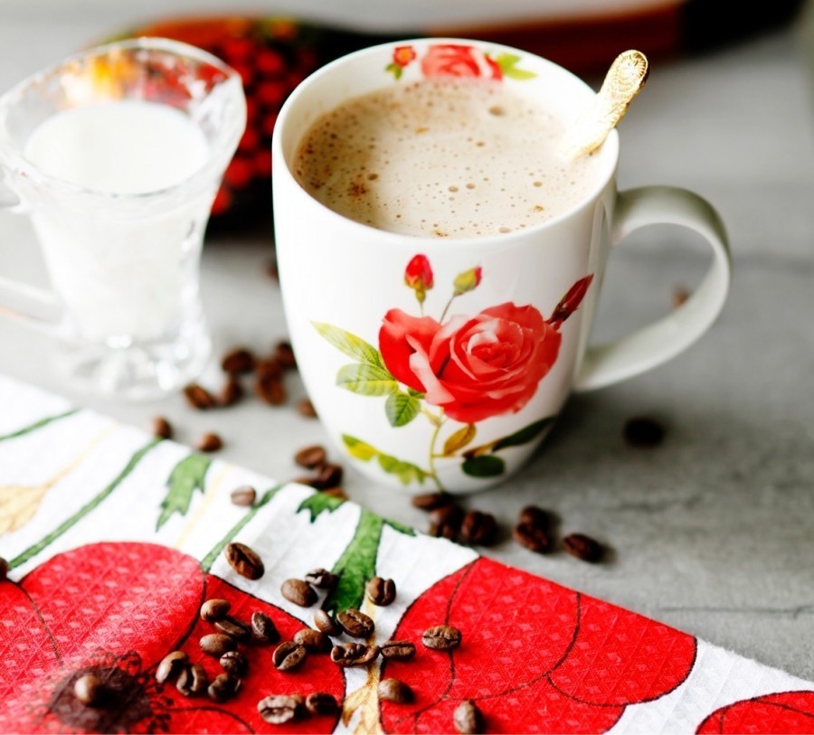 Kaffee in Filtertüte, Wodka statt Wasser in Wasserbehälter, ergibt einen leckeren Guten-Morgen-Kater-Kaffee.