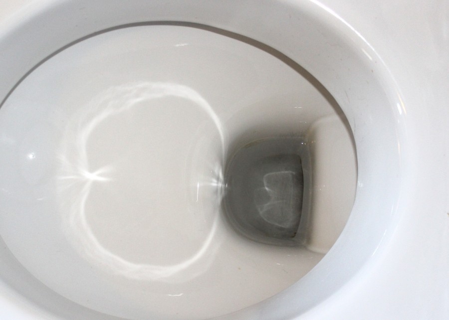 Einfach ca. zwei Liter aufgekochtes Wasser in die Toilette kippen, um sie zu reinigen. Die Flecken blättern ab.