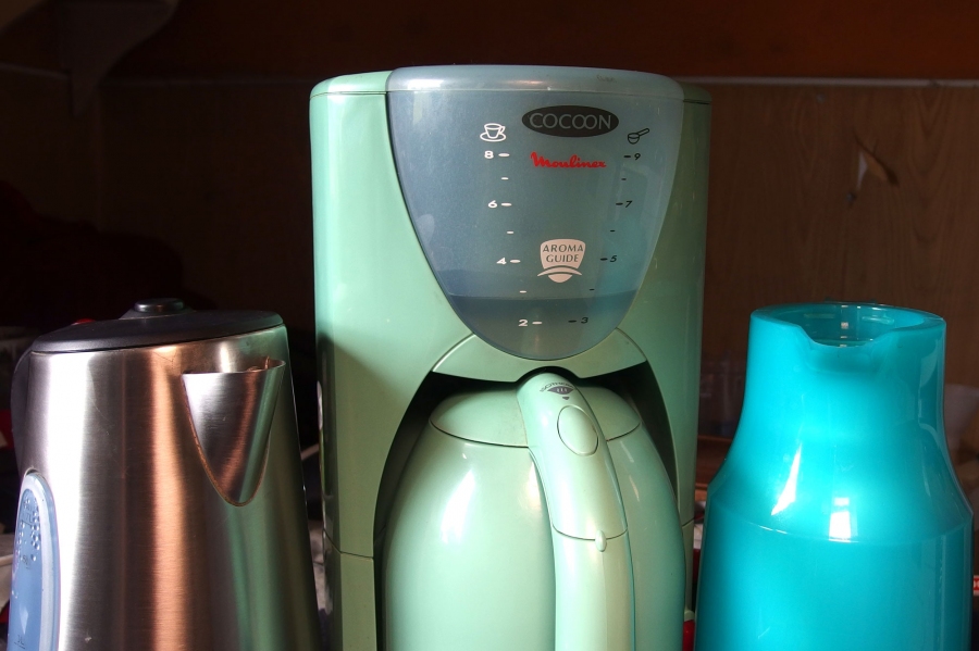 Geld sparen beim Entkalken der Kaffeemaschine: Entkalkerwasser für Wasserkocher und Thermoskanne gleich weiterverwenden.