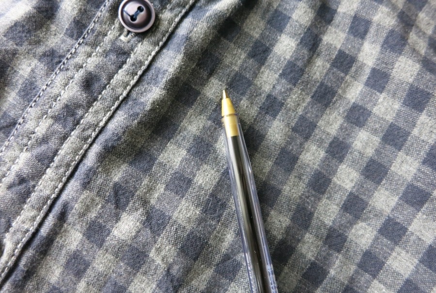 Kugelschreiberfleck auf Hemd oder Bluse mit etwas Haarspray besprühen und mit einer Kleiderbürste einfach abbürsten.