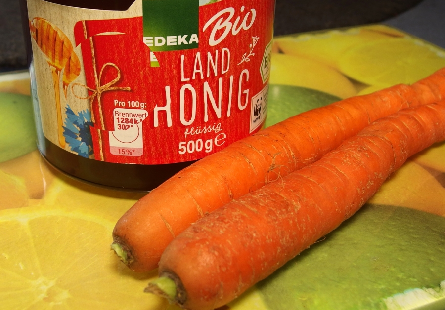 Hustensirup aus Karotten und Honig selbst gemacht: Im Kühlschrank ist dieser Hustensirup gut haltbar, bis das Glas aufgebraucht ist.