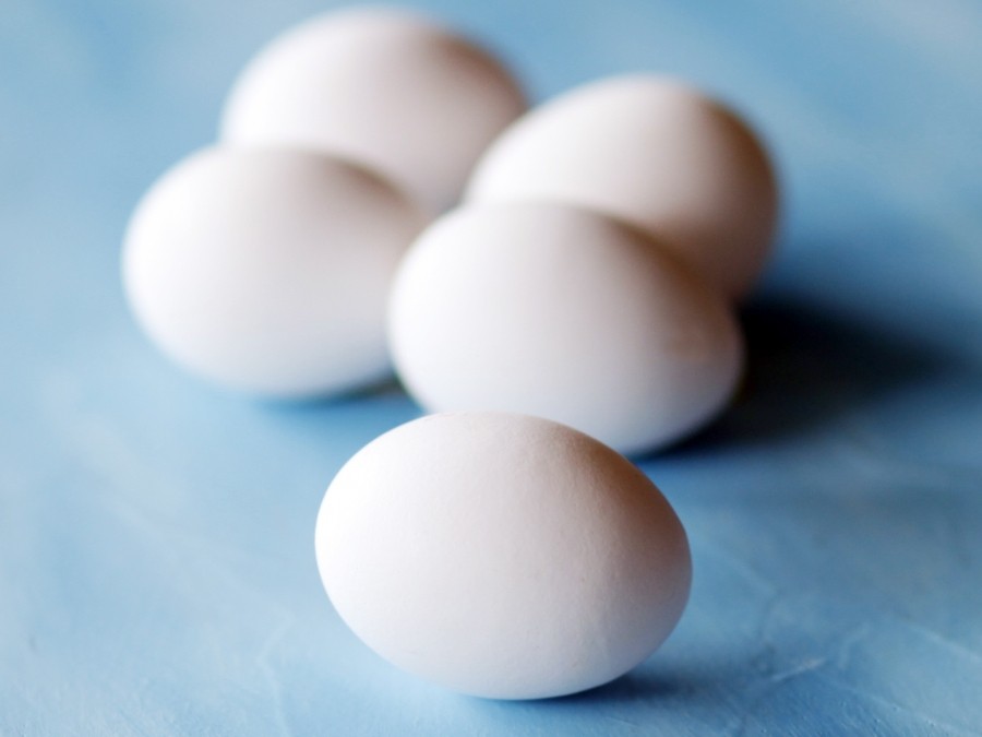 Wie sieht man von außen, ob ein Ei roh oder gekocht ist? Es gibt einen ganz einfachen Trick. 