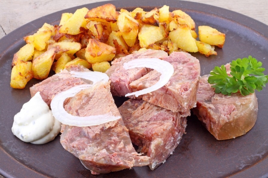 Omas uraltes Rezept für Sauerfleisch: Dazu passen ganz ausgezeichnet Bratkartoffeln und rohe Zwiebeln.