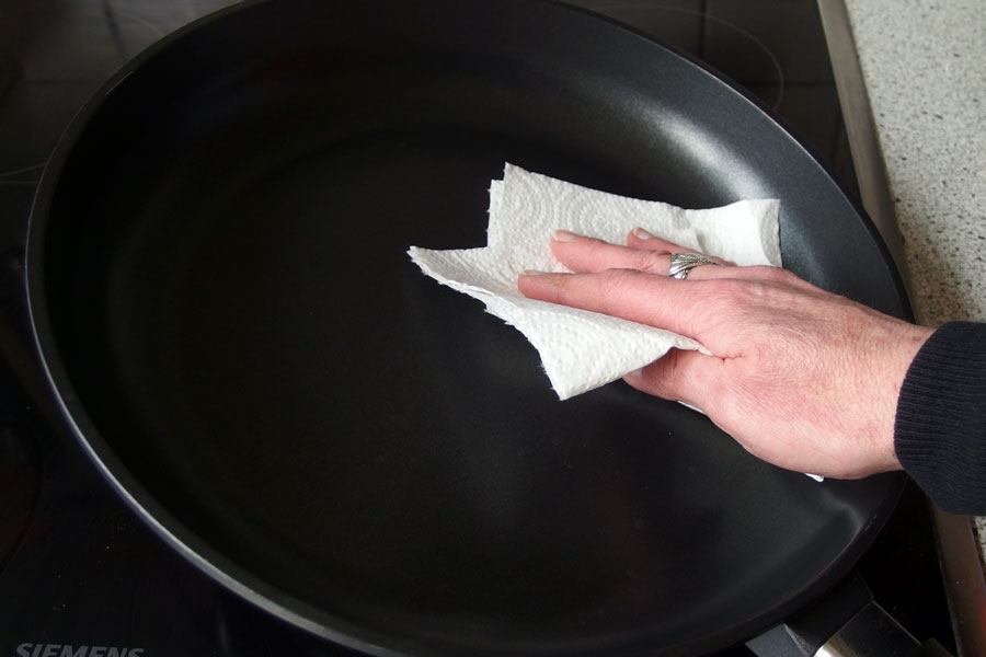 Die Pfanne mit Küchenpapier vom Fett befreien (Hausmüll) und dann erst waschen.
