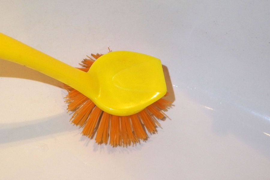 Zur Reinigung von Bädern (Waschbecken, Duschwannen, Badewannen etc., eignen sich besonders ausrangierte Spülbürsten.