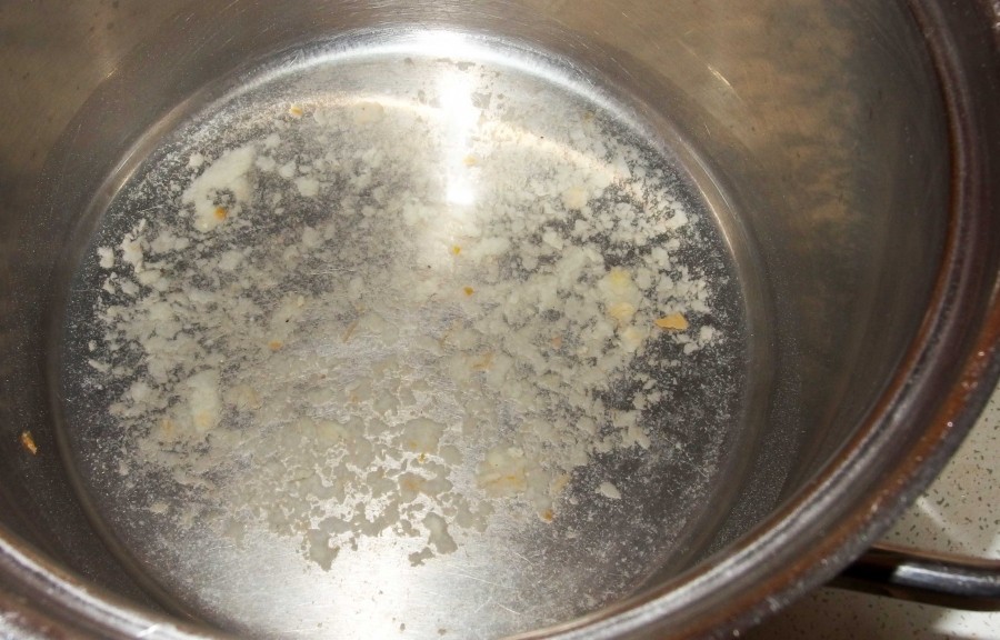Scheuerpulver hilft ausgezeichnet, z. B. bei eingebrannten Linsen im Schnellkochtopf, der ist danach strahlend sauber, fast wie neu.