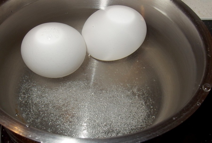 Ein Ei mit Sprung in der Schale trotzdem kochen, indem man Salz ins Kochwasser gibt.