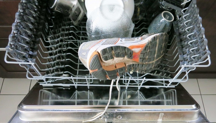 Auch in der Spülmaschine werden Turnschuhe schön sauber: Einfach in den oberen Korb mit der Sohle nach oben legen und zusammen mit den staubigen Dingen abwaschen! Am besten Spülgänge mit Soßentöpfen vermeiden, um sich Abfärbungen ersparen zu können!