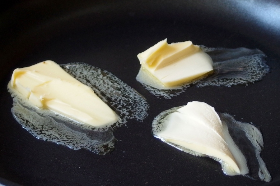 Eine Herdplatte vorwärmen und danach wieder abstellen. Die Butter oder Margarine in einen Topf geben und auf die heiße Herdplatte stellen, bis dies etwa zur Hälfte geschmolzen ist.