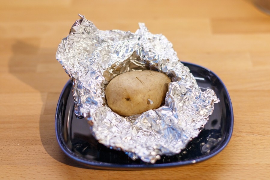 Die Garzeit für Ofenkartoffeln mithilfe eines sauberen Eisennagels verkürzen. 