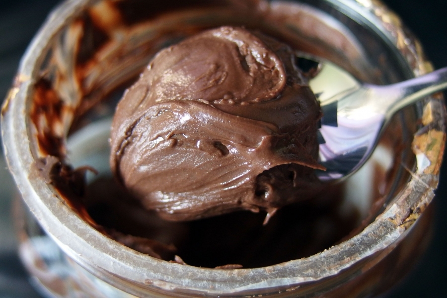 Einen richtig schokoladigen Schokoladenkuchen bekommt man, wenn man das Fett mit Nutella ersetzt.