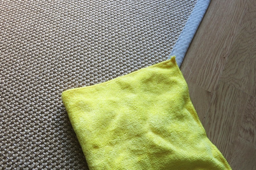 Fast alle Flecken im Teppich können mit einem Mikrofasertuch, Wasser und etwas Spülmittel entfernt werden.