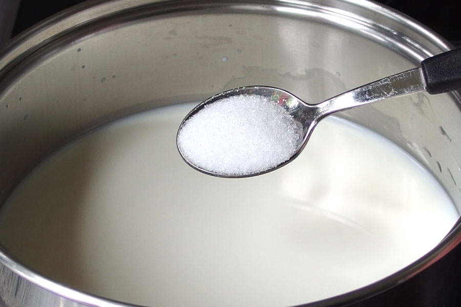 Milch kocht nicht so leicht über, wenn man einen Löffel in den Topf mit der Milch legt oder den Topfrand mit Butter einreibt.