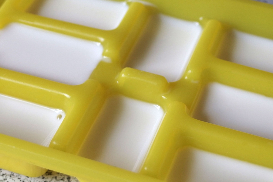 Süße Sahne in praktischen Portionen aufbewahren - Sahne in Eiswürfelbehältern einfrieren.