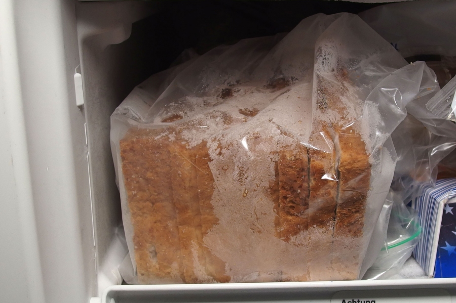 Toastbrot bleibt in der Tiefkühltruhe lange haltbar und man kann es rausnehmen, und ganz normal toasten, wenn man es braucht.