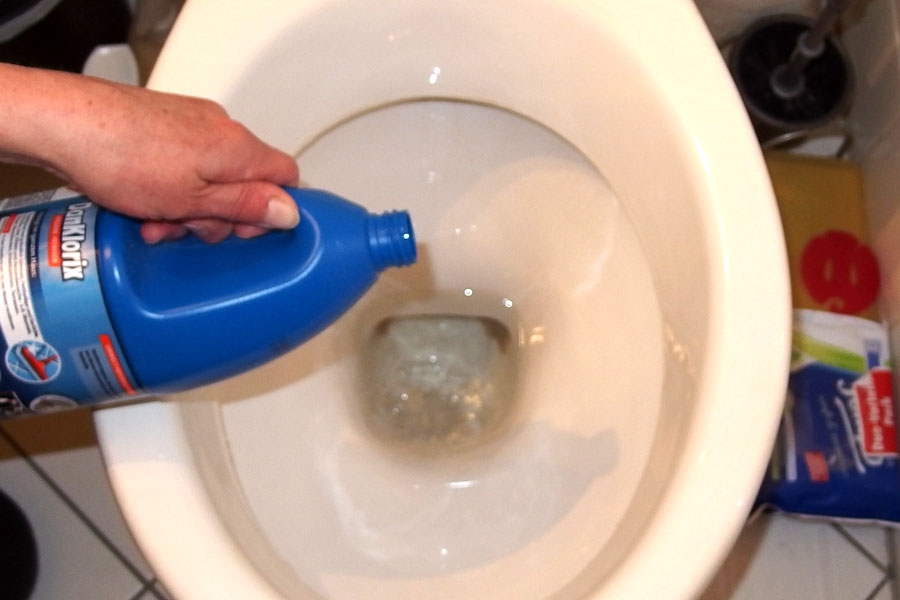 Sauberes WC mit Klorix, ganz ohne putzen - das Klo strahlt und ist zeitgleich desinfiziert.