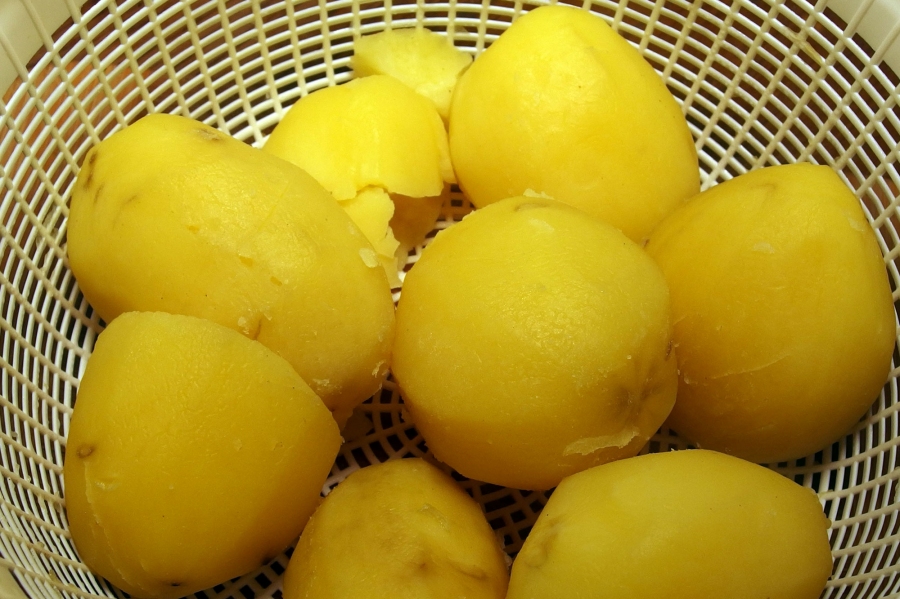 Reste von gekochten Kartoffeln schmecken wieder wie frisch gekocht, wenn man sie für wenige Minuten in kochendes Salzwasser gibt.