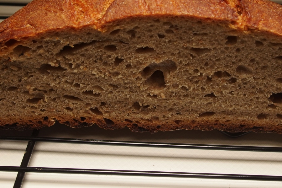 Brot schimmelt nicht so schnell im Brotkasten, wenn man ein kleines Rost (wie im Backofen) in den Brotkasten legt.
