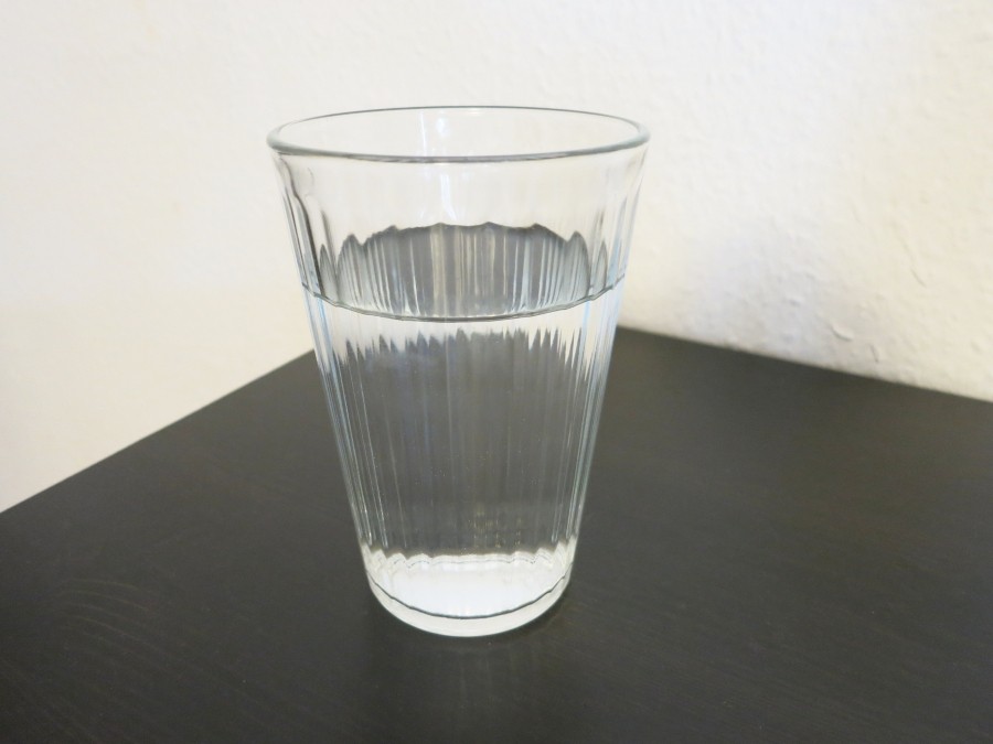Gesunder und billiger Muntermacher am Morgen: Ein Glas eiskaltes Wasser trinken. Macht innerhalb von 3 Minuten wach!