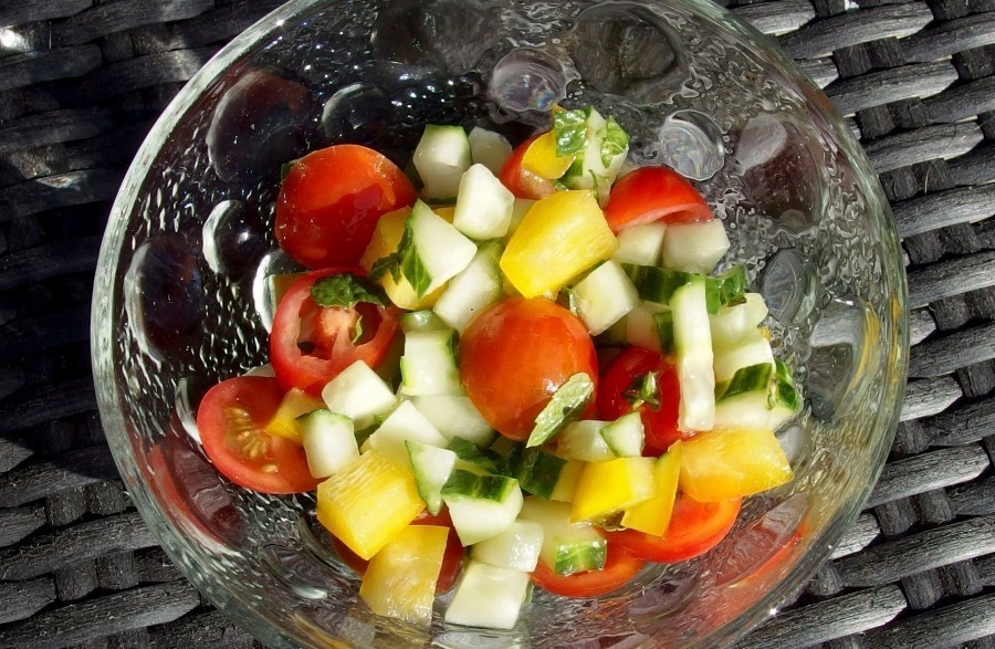 Einfacher Salat mit Gurke und Paprika.