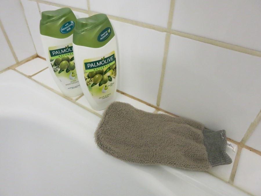 Sparsameres Verwenden und besseres Verteilen von Duschgel mit einem Duschschwamm.
