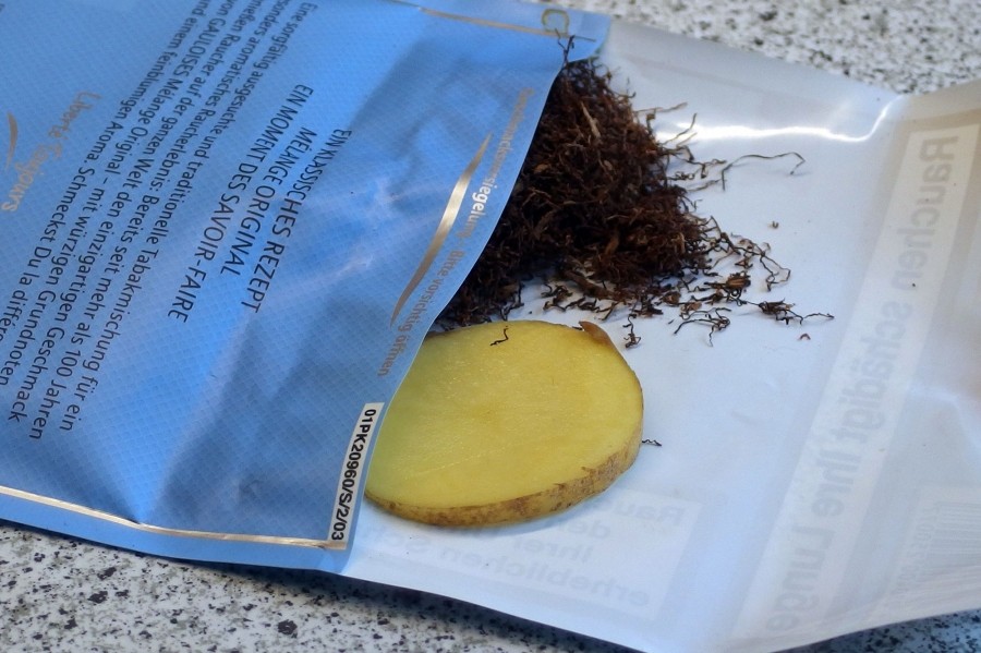 Trockener Tabak wird wieder feucht mit einem Stück Kartoffel.