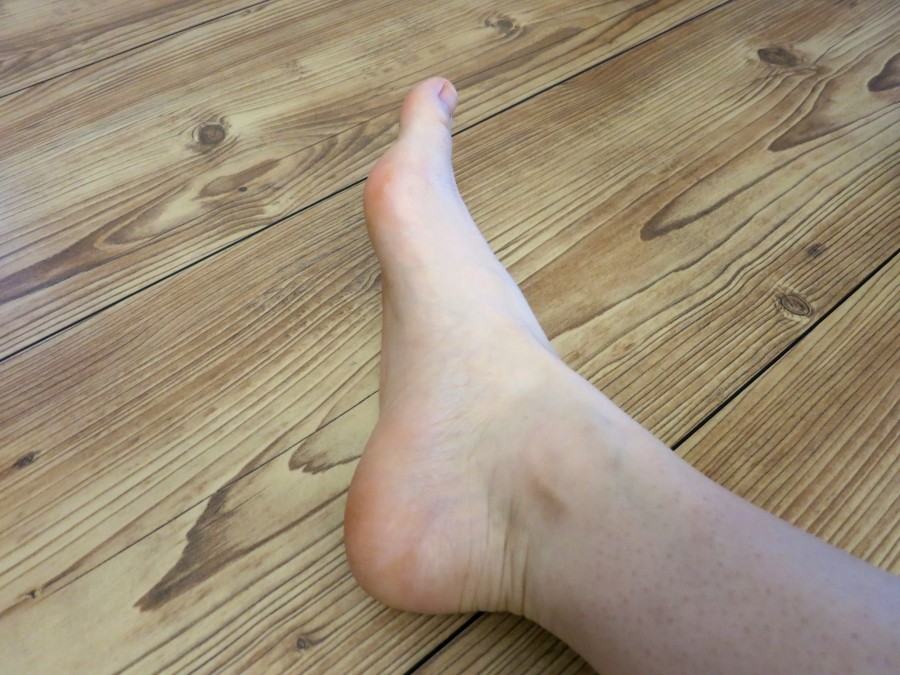 Gegen Schweißfüße kann man die Füße direkt nach dem Duschen zuerst mit Zinksalbe und direkt danach mit Zinköl einreiben. 