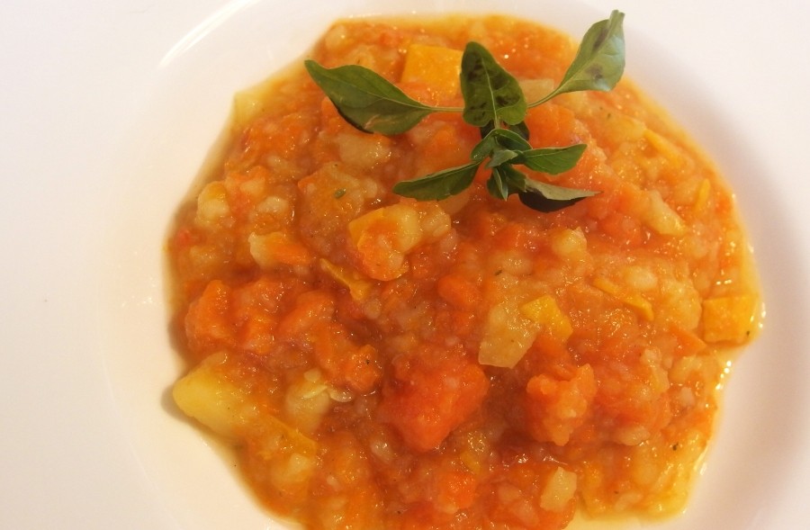 Ganz einfach gekocht und ohne Fleisch - eine leckere Zucchini-Möhren-Kartoffel-Suppe in kleinen Stückchen