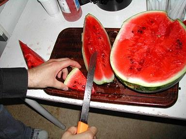 Melone aufschneiden