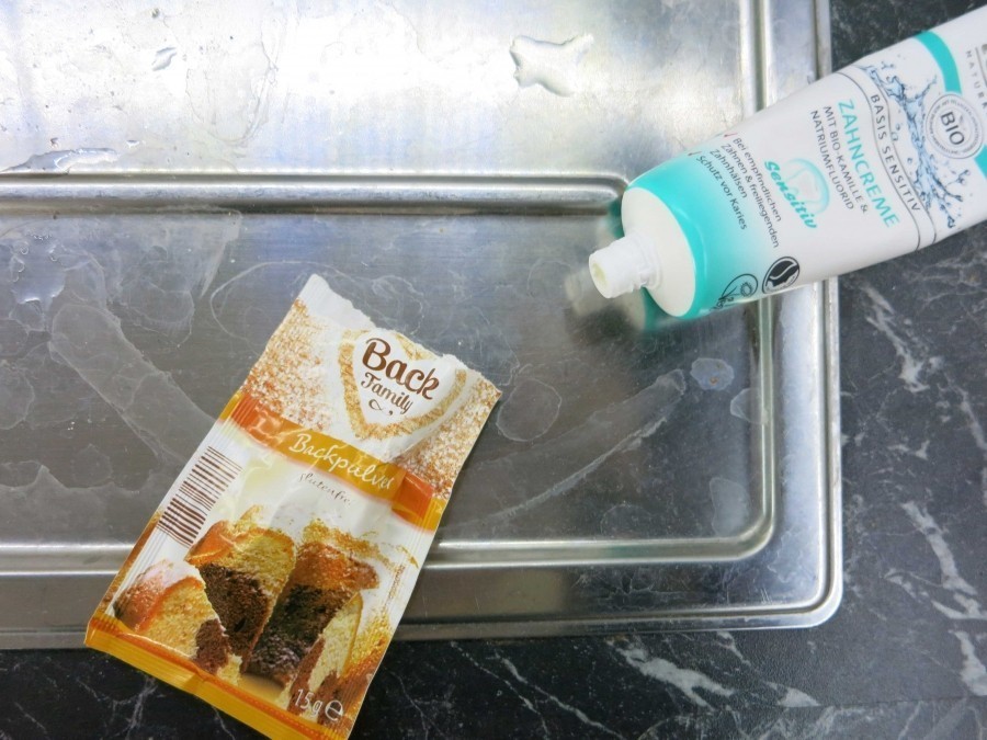 Die Spüle in der Küche kann man mit Backpulver blitzeblank putzen. Es funktioniert auch sehr gut mit billiger Zahnpasta.