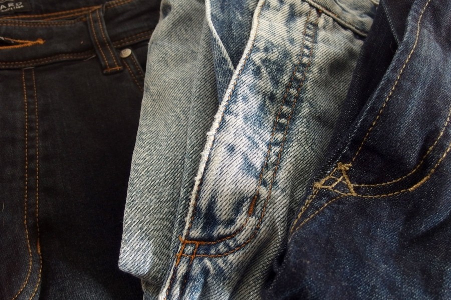 Beim Waschen von Jeans sollte man auf Weichspüler verzichten, da dieser der Elastizität der Jeans nicht gut tun kann.