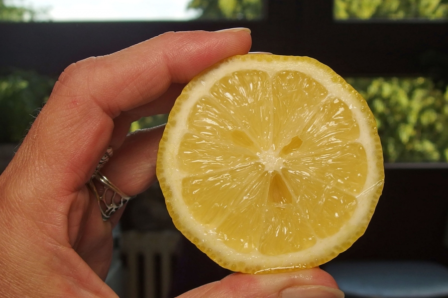 Mit Zitrone leichte Verbrennungen an der Zunge lindern.
