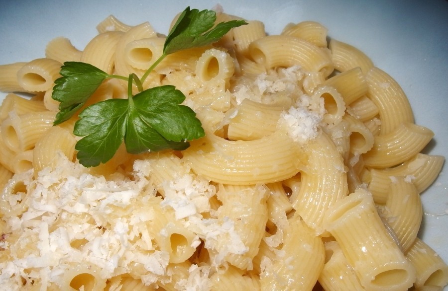 Ein einfaches und schnelles italienisches Gericht sind diese Nudeln mit geschmolzener Butter und geriebenem Parmesan.