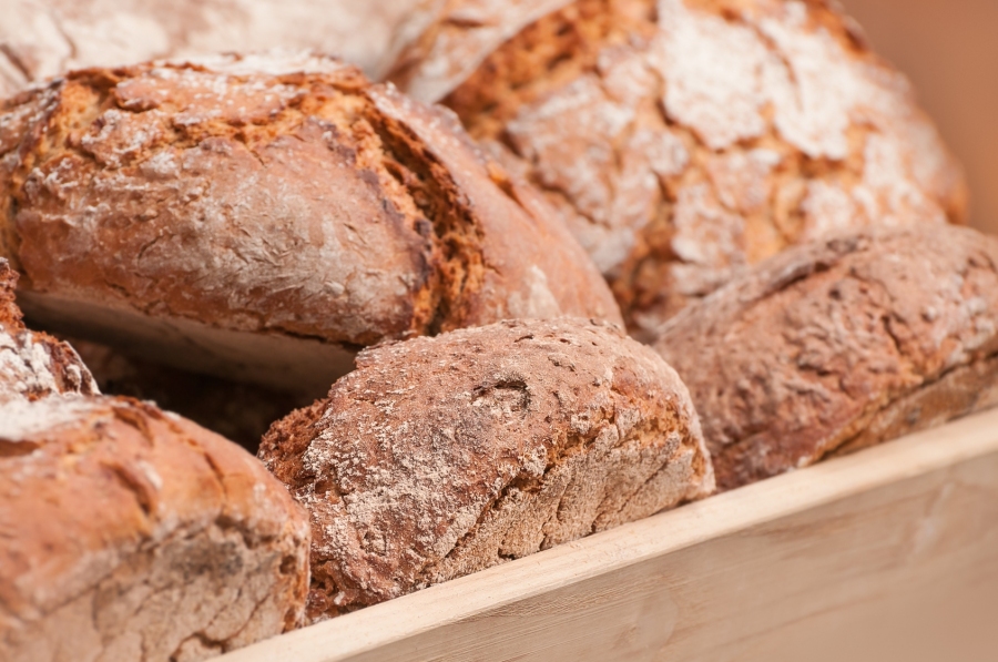 Das Brot muss beim Backen mehrmals mit Wasser eingepinselt werden. Nur dadurch bekommt das Brot eine schöne, dunkle Kruste.