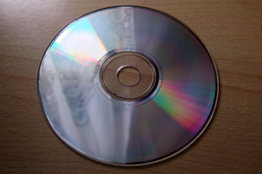 Unterseite einer zerkratzten CD mit Autopolitur und Polierwatte polieren.