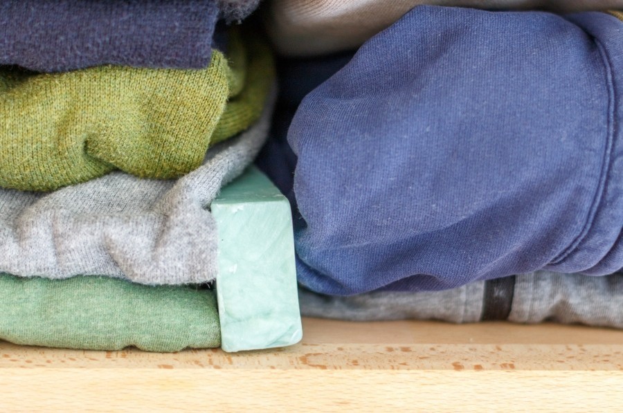 Prima anhaltender Duft für die Wäsche im Kleiderschrank mit einem Stück Seife. 