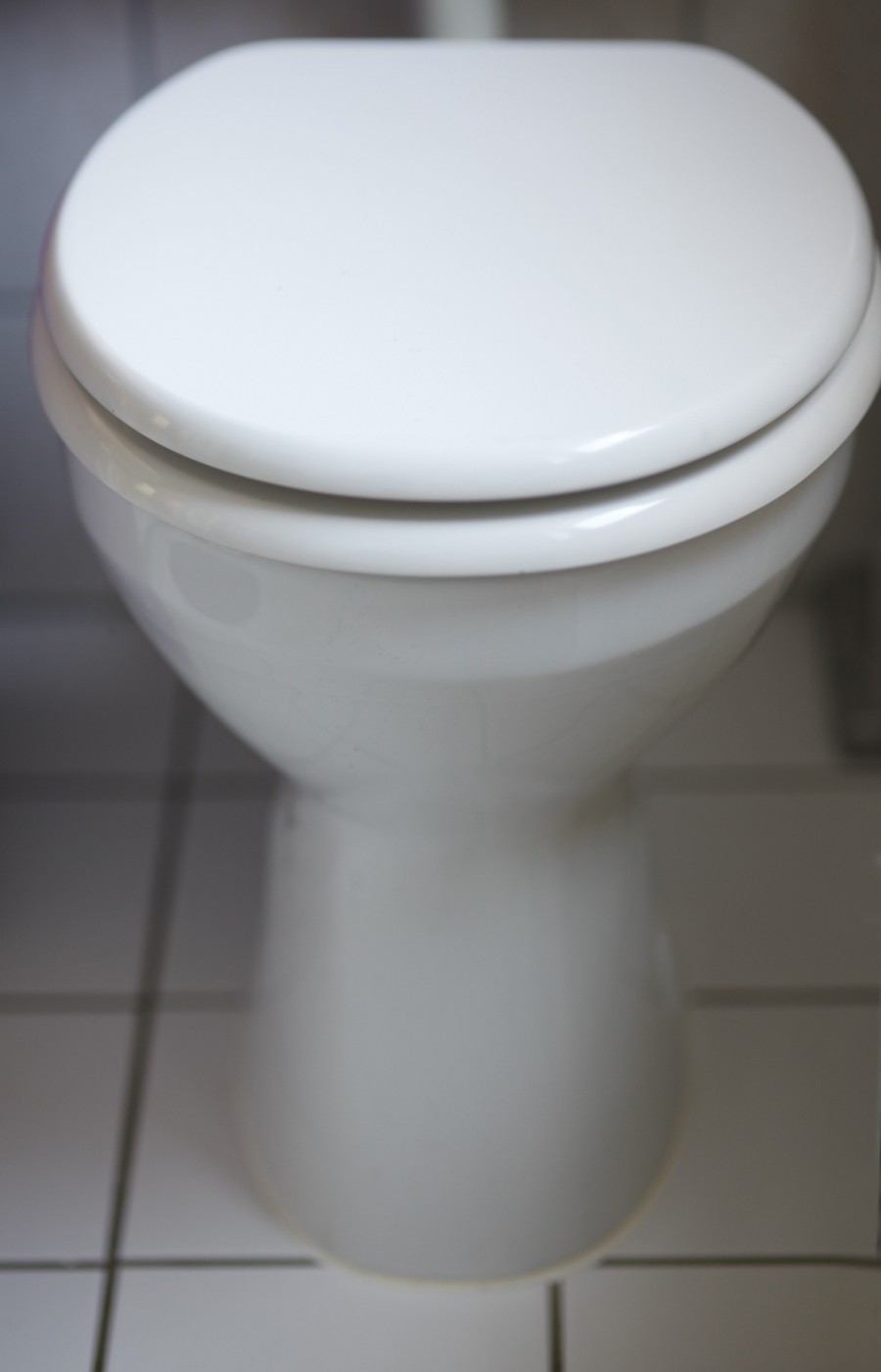 Hartnäckiger Kalk in der Toilette? Er lässt sich ganz einfach, effektiv und schnell entfernen. 
