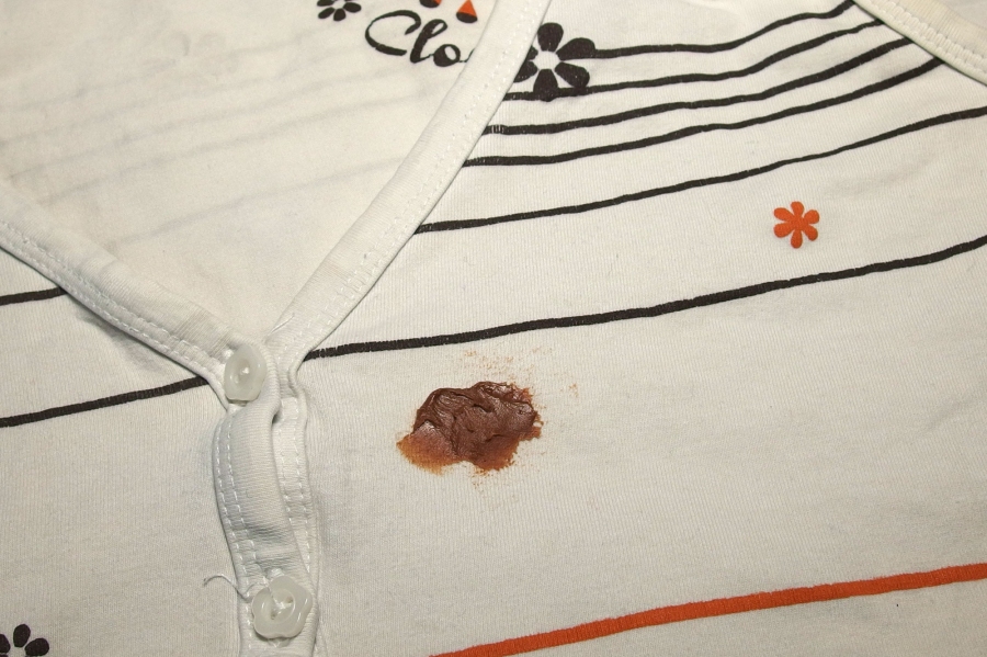 Schokoladenfleck mithilfe von Glycerin aus Kleidung entfernen.
