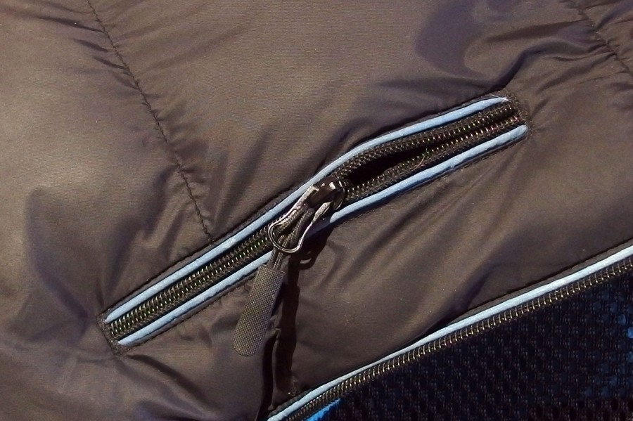 Verbogenen Schlitten eines Reißverschlusses mit einer Zange in den Urzustand versetzen. 