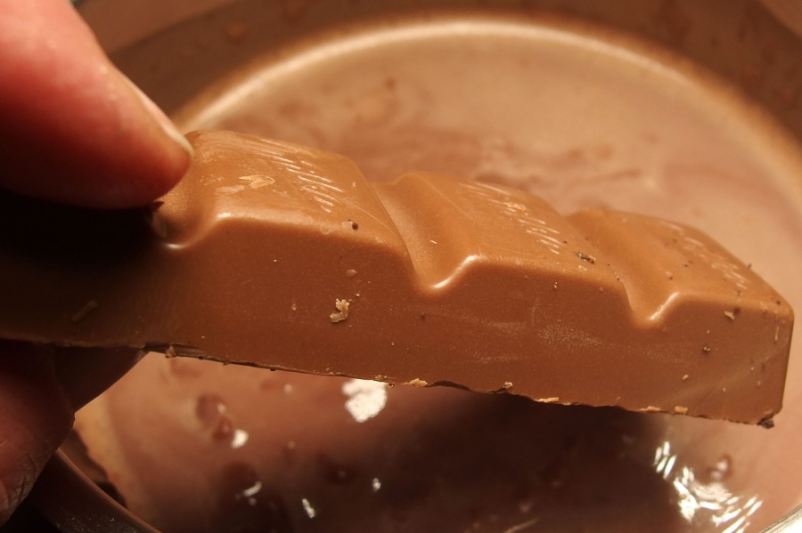 Schokoladenpudding aus der Tüte mit einem Riegel Schokolade verfeinern.