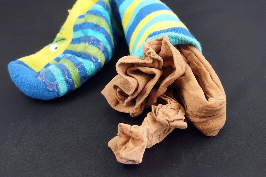 Feinstrumpfhose geschützt in einem Socken waschen.