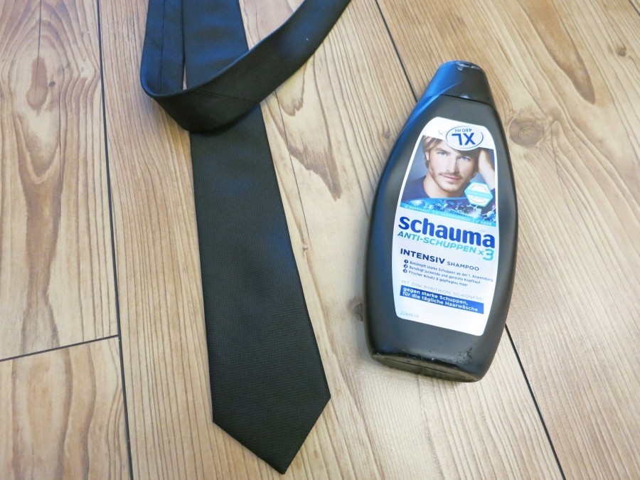 Fettflecken auf Krawatten lassen sich einfach mit Schuppenshampoo behandeln.