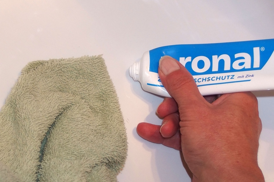 Flecken in der Badewanne mit Zahnpasta beseitigen.