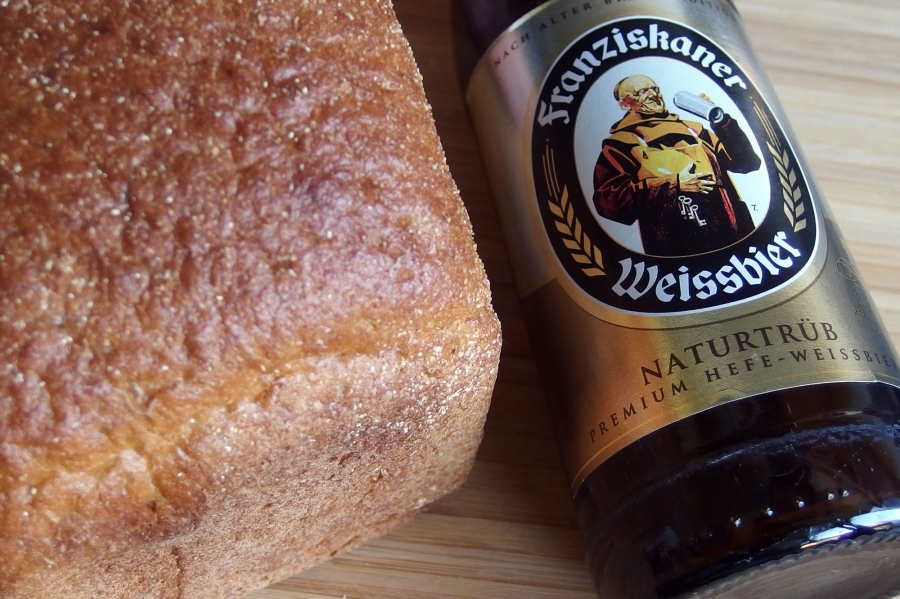 Einfach irgendein Brot backen und einen Teil des Wassers durch Bier substituieren, das gibt dem Brot eine würzige Note. 