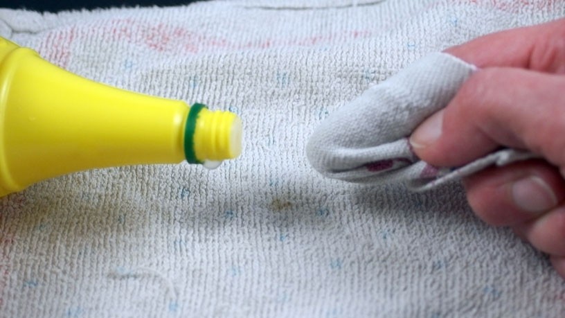 Flecken auf hellem Teppich? Diese kann man mithilfe von Zitronensaft entfernen.