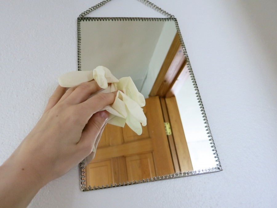 Letzte Streifen und Spuren nach dem Putzen des Spiegels ganz leicht entfernen mit einem Einmalhandschuh.