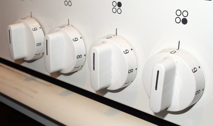 Elektroherd-Schalter lassen sich nur schwer reinigen? Mit diesem Tipp klappt es ziemlich gut.
